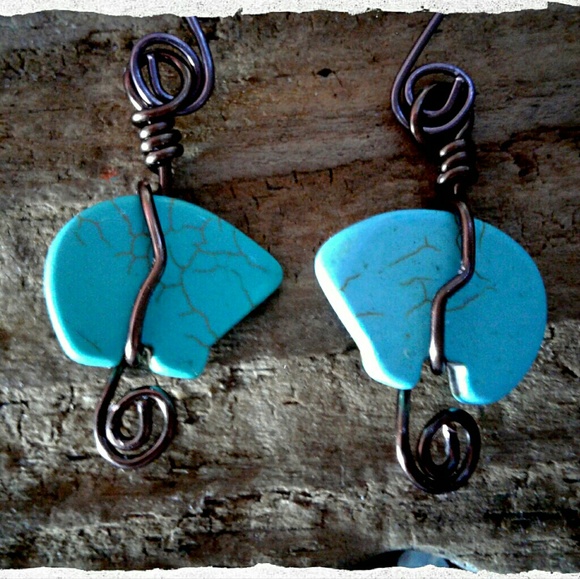 Howlite Turquoise Zuni Fetish Bear Earrings - Picture 2 of 5